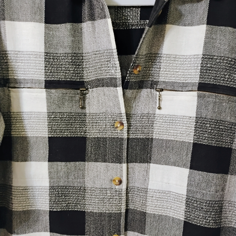Black and White Plaid Button-Up Shirt - Picture 4 of 9